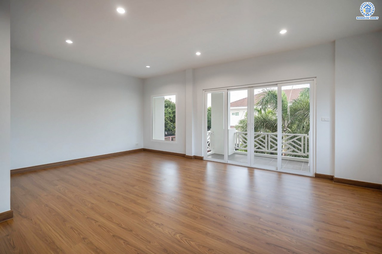 บ้านมือสองตกแต่งใหม่ แบรนด์ Q.House โครงการ คาซ่าแกรนด์ รัตนาธิเบศร์-ราชพฤกษ์ หลังมุม เนื้อที่ 87.5 ตร.ว. ฟังก์ชัน 3 ห้องนอน 4 ห้องน้ำ จอดรถได้ 2 คัน พร้อม Facilities ครบครัน บนทำเลเดินทางสะดวก ติดถนนราชพฤกษ์ ใกล้เซ็นทรัลเวสต์เกต และรถไฟฟ้าสายสีม่วง "สถานีบางรักใหญ่"